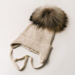 Căciulă tricotată cu pompom - imagine 3
