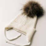 Căciulă tricotată cu pompom